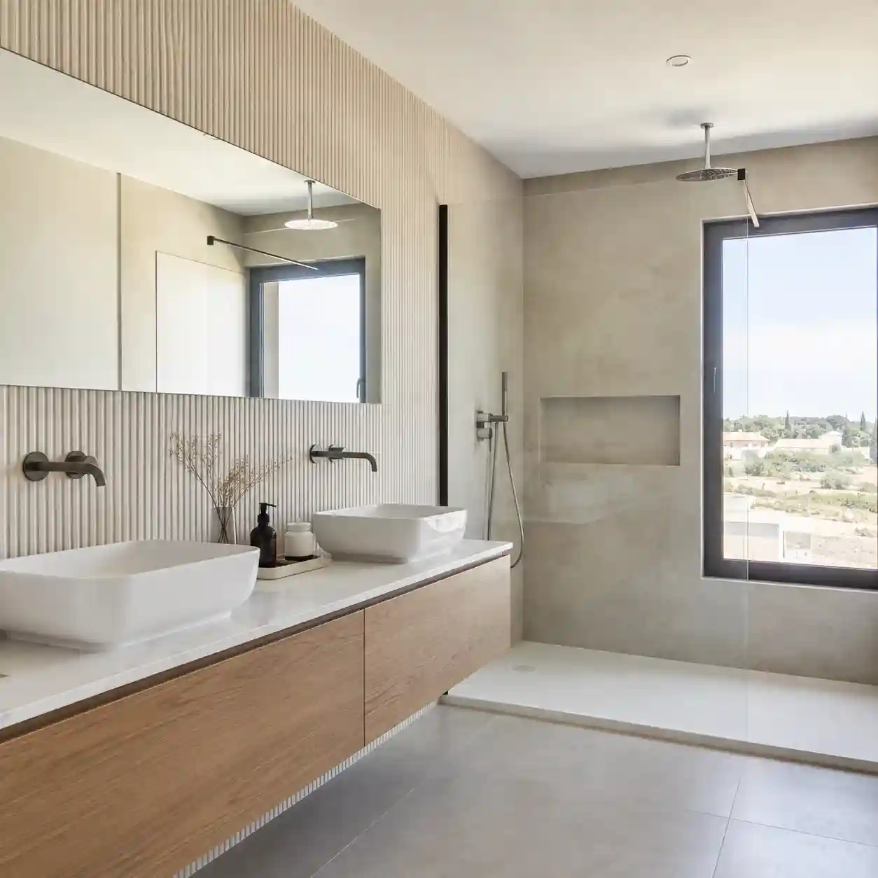 Transformação de casa de banho em Vila Nova de Gaia com ambiente renovado, revestimentos modernos e melhor aproveitamento do espaço.